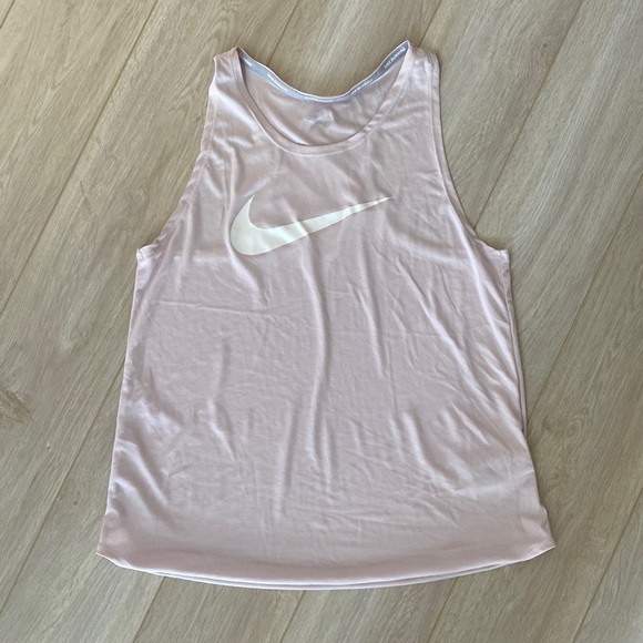 Size medium nike running tank - Picture 1 of 3